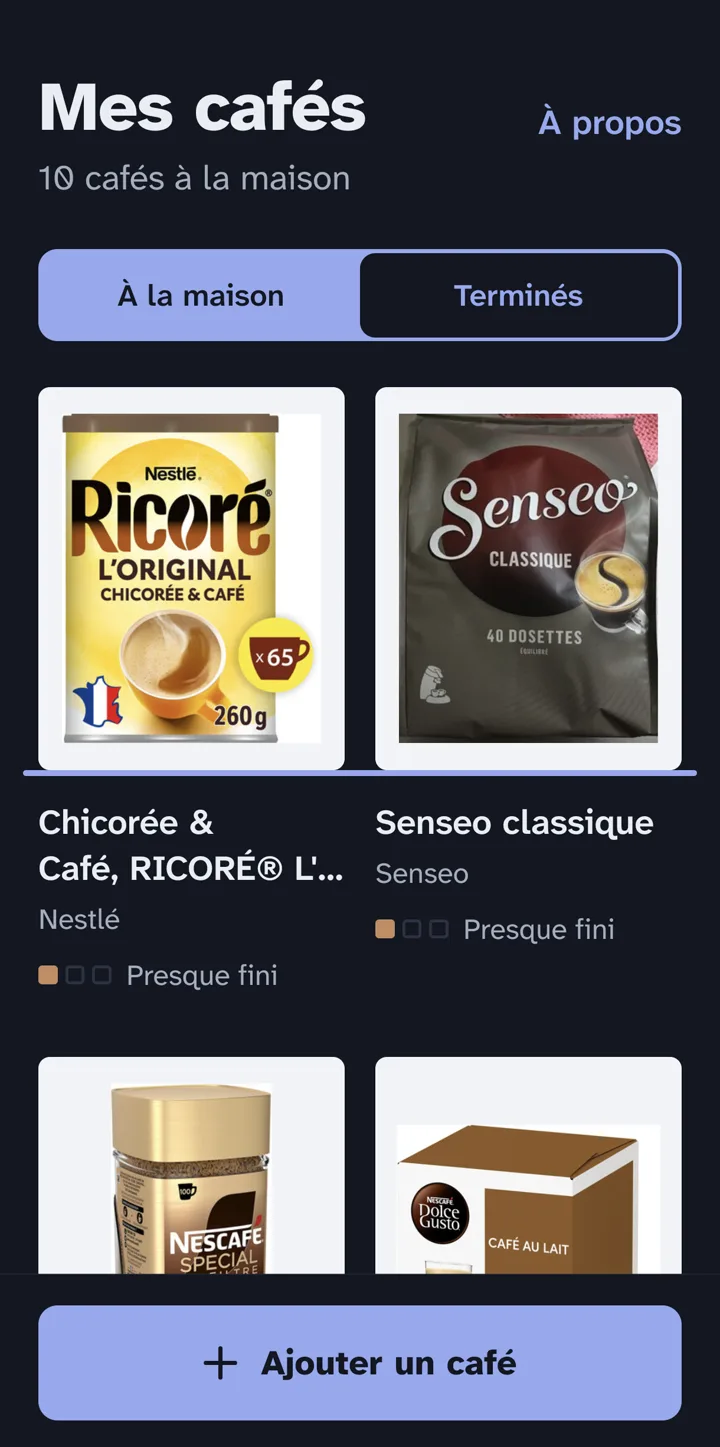 L'étagère de Kawa : dix cafés à la maison, chacun avec la photo de son paquet et ce qu'il en reste.